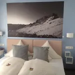 מלון Hotel-garni Fels 3*